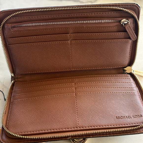 Michael Kors wallet - Picture 2 of 6